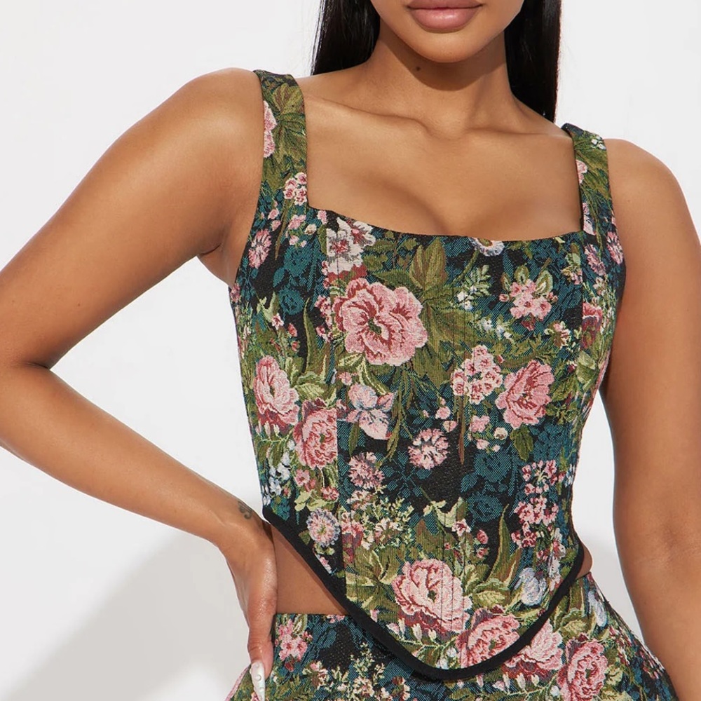 Jacquard Corset top NWT runs small (fits like a true XL )